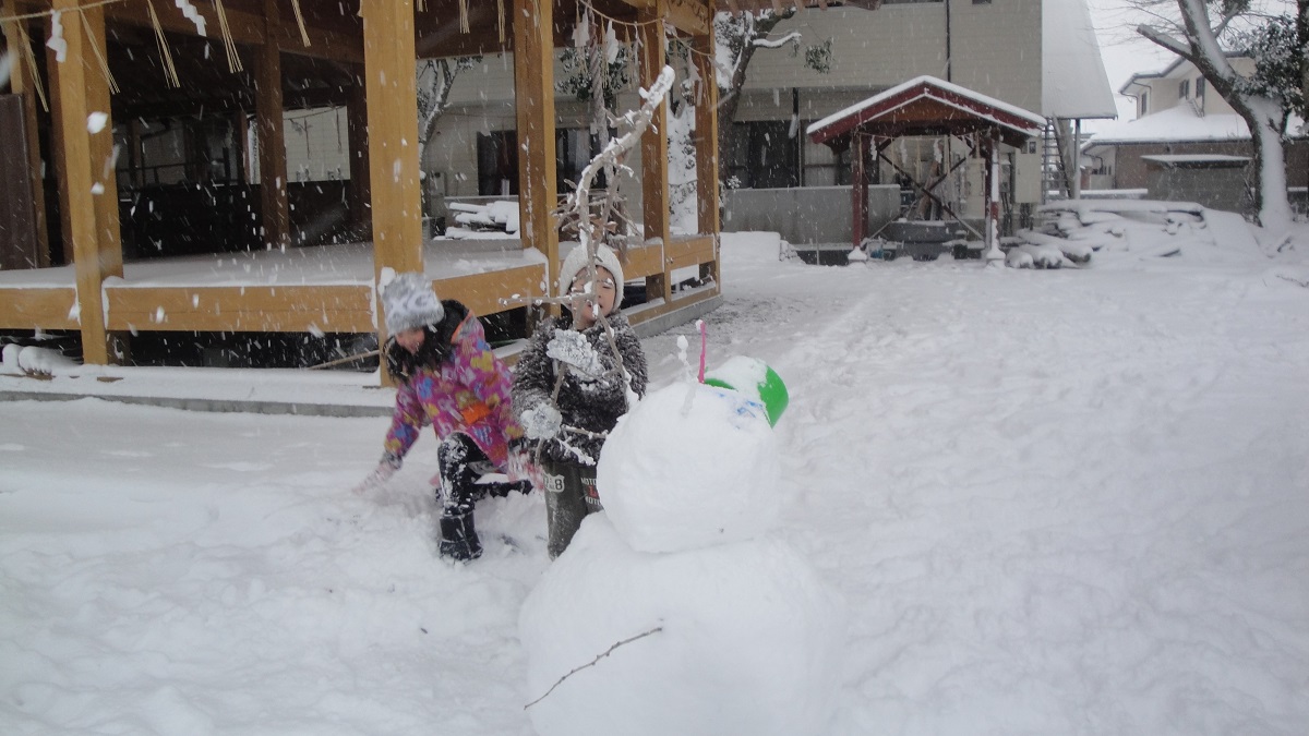 「雪知らぬ　子らが作りし　雪だるま  愉しき冬の　一刻（ひととき）の記憶」