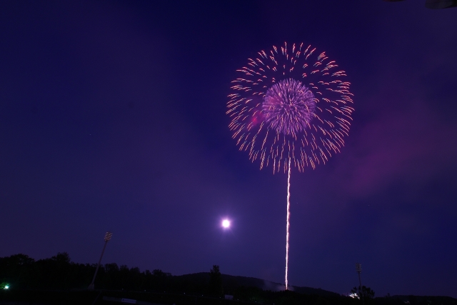 空き家から見えた。花火の色は何色ですか？